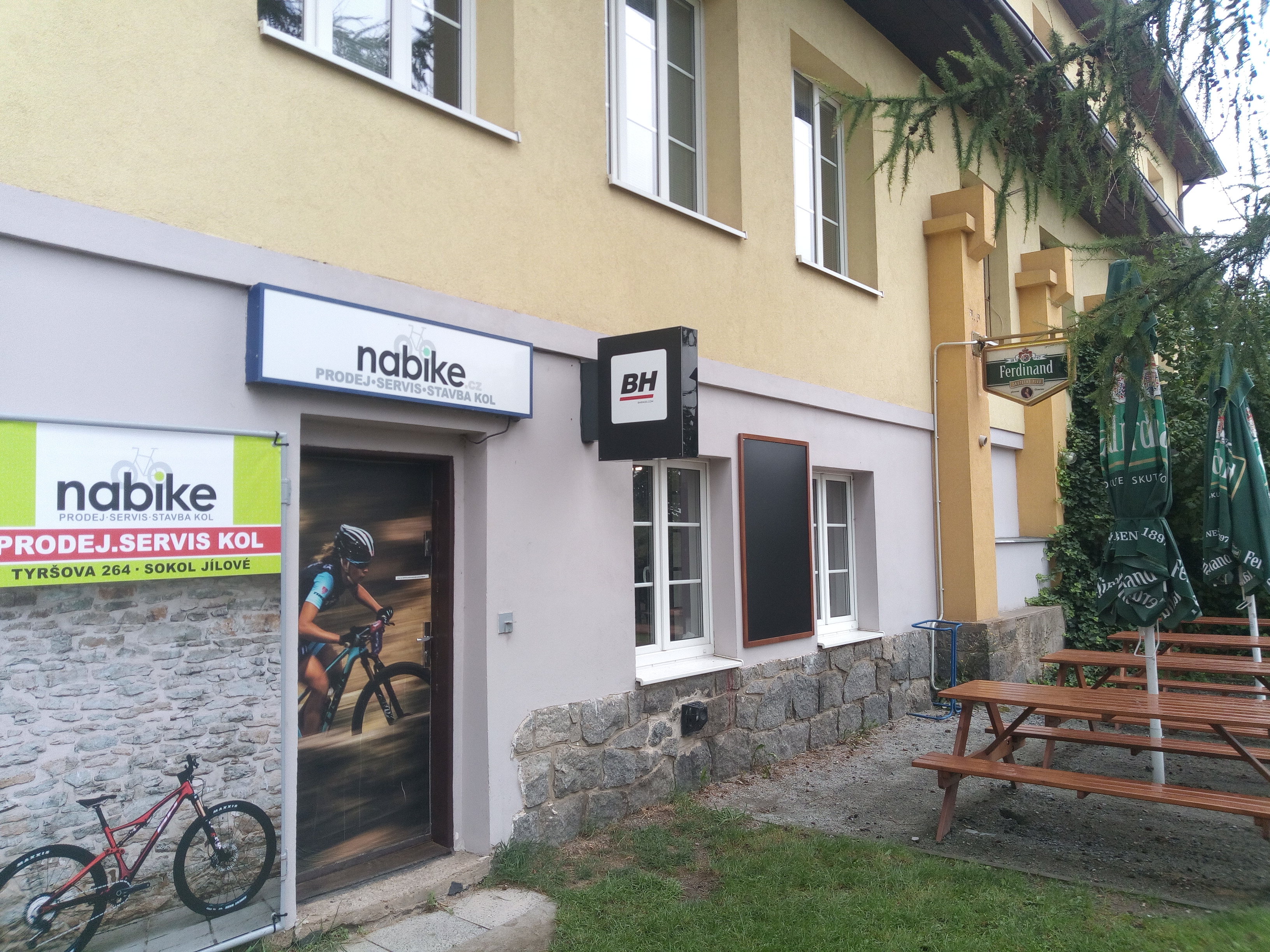 Vstup do prodejny NABIKE v JĂ­lovĂ©m u Prahy